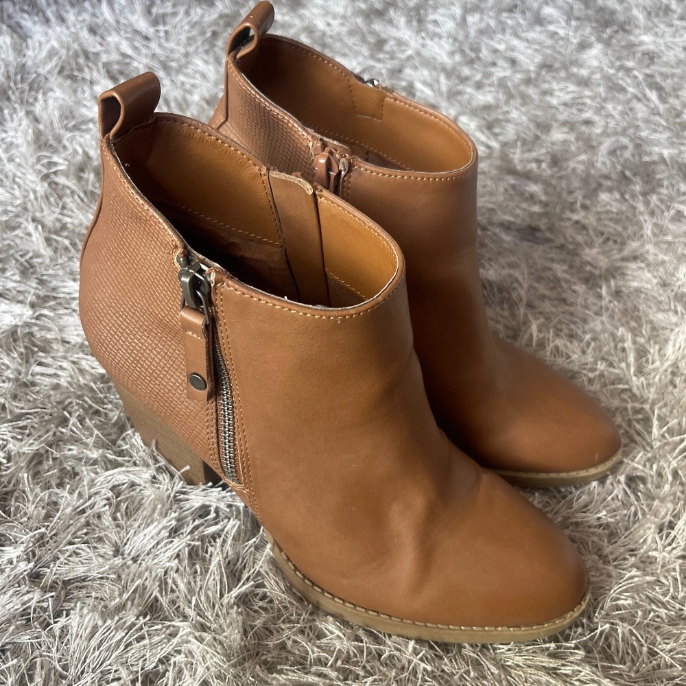 Universal Thread Tan Side Zip Heeled Ankle Boots / Booties Size 7.5